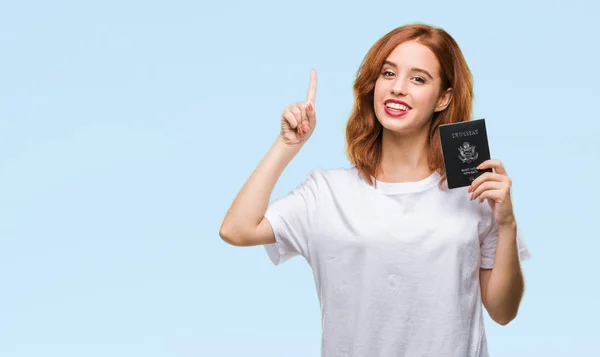 Jovem Bela Mulher Segurando Passaporte Estados Unidos América Sobre Fundo — Fotografia de Stock