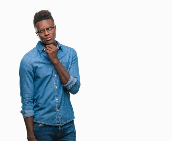 Jonge Afro Amerikaanse Man Geïsoleerde Achtergrond Met Hand Kin Denken — Stockfoto