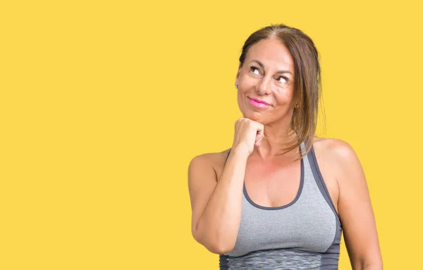 Hermosa Mujer Mediana Edad Con Ropa Deportiva Sobre Fondo Aislado — Foto de Stock