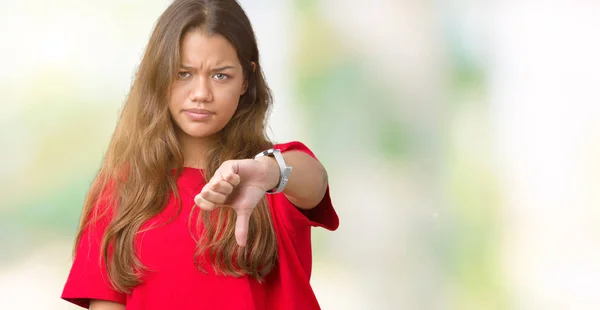 Ung Vacker Brunett Kvinna Klädd Röd Shirt Över Isolerade Bakgrund — Stockfoto