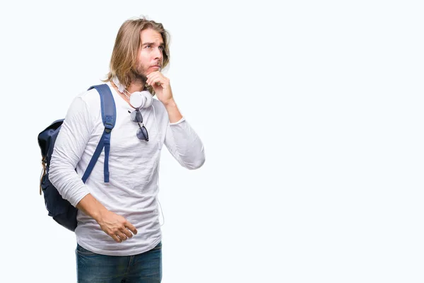 Joven Hombre Guapo Turista Con Pelo Largo Con Mochila Sobre —  Fotos de Stock