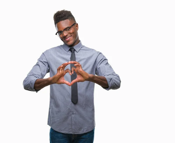 ハートマークと手で形を示す愛の笑みを浮かべて隔離された背景に若いアフリカ系アメリカ人ビジネスマンロマンチックな概念 — ストック写真