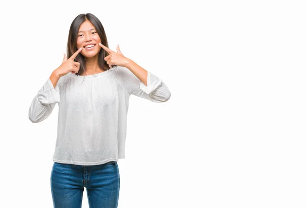 Jovem Mulher Asiática Sobre Fundo Isolado Sorrindo Confiante Mostrando Apontando — Fotografia de Stock