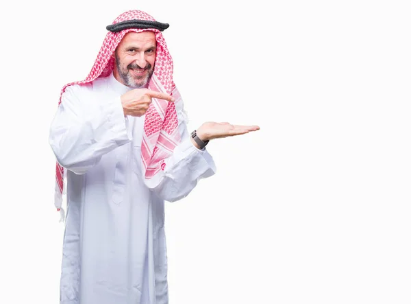 Älterer Arabischer Mann Mit Keffiyeh Über Isoliertem Hintergrund Erstaunt Und — Stockfoto