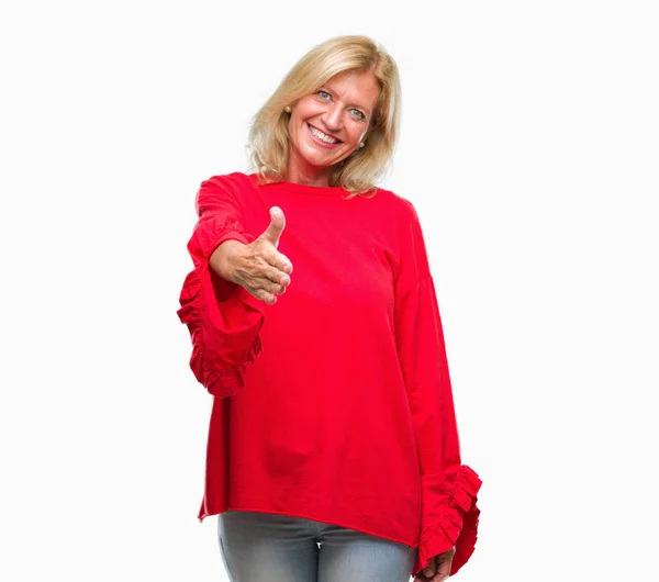 Blonde Frau Mittleren Alters Über Abgeschiedenem Hintergrund Freundlich Lächelnd Und — Stockfoto