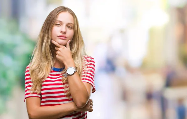 Jonge Mooie Blonde Vrouw Geïsoleerde Achtergrond Zoek Vertrouwen Camera Met — Stockfoto