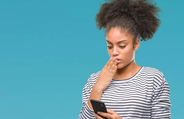 Jeune Femme Afro Américaine Textos Aide Smartphone Sur Fond Isolé — Photo