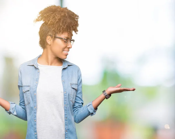 Mooie Jonge African American Vrouw Het Dragen Van Bril Geïsoleerd — Stockfoto