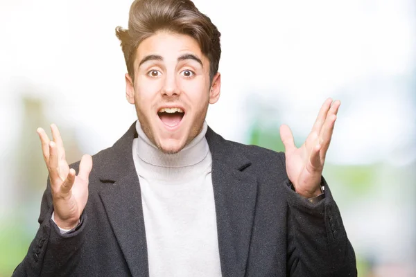 Jovem Homem Elegante Vestindo Casaco Inverno Sobre Fundo Isolado Celebrando — Fotografia de Stock