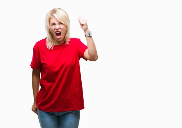 年轻美丽的金发碧眼的女人穿着红色的 T恤在孤立的背景愤怒和疯狂的提高拳头沮丧和愤怒 同时愤怒地喊 愤怒和进取的概念 — 图库照片