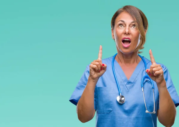 Medelåldern Ledande Sjuksköterska Läkare Kvinna Över Isolerade Bakgrund Förvånad Och — Stockfoto