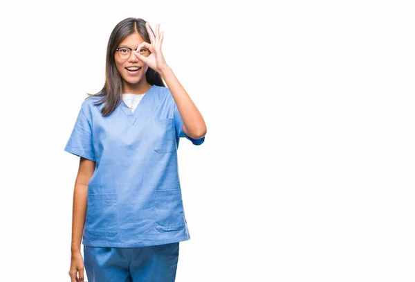 幸せそうな顔で指を通して見る目の手で のジェスチャーを行う分離の背景の上の若いアジア医師女性 — ストック写真