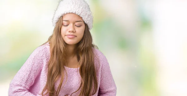 上のセーターと冬の帽子を着ている若い美しいブルネットの女性のための胃に手でバック グラウンドを分離した消化不良 気分が悪く痛みを伴う病気 痛みの概念 — ストック写真