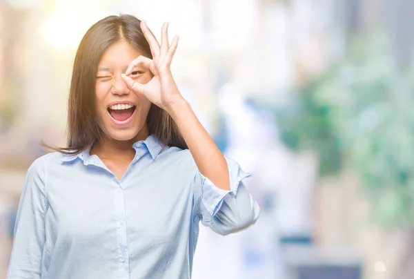 Junge Asiatische Geschäftsfrau Über Isolierten Hintergrund Tun Geste Mit Der — Stockfoto