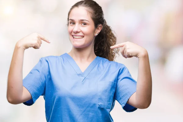 Jonge Brunette Dokter Meisje Verpleegkundige Chirurg Uniform Dragen Geïsoleerde Achtergrond — Stockfoto