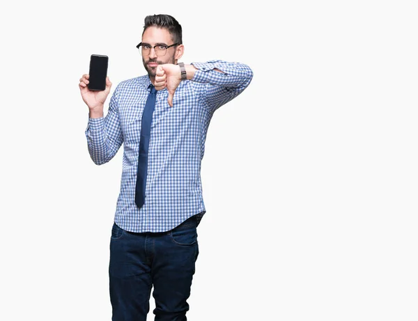 Junger Geschäftsmann Zeigt Smartphone Bildschirm Vor Isoliertem Hintergrund Mit Wütendem — Stockfoto