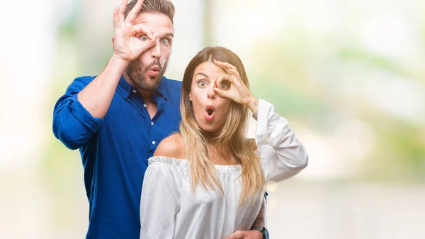 Pareja Joven Enamorada Sobre Fondo Aislado Haciendo Gesto Bien Sorprendido — Foto de Stock