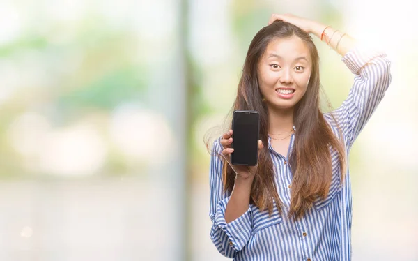 Mujer Asiática Joven Mostrando Pantalla Blanco Del Teléfono Inteligente Sobre — Foto de Stock