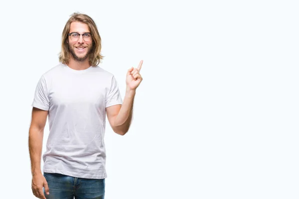 Junger Gutaussehender Mann Mit Langen Haaren Brille Über Isoliertem Hintergrund — Stockfoto