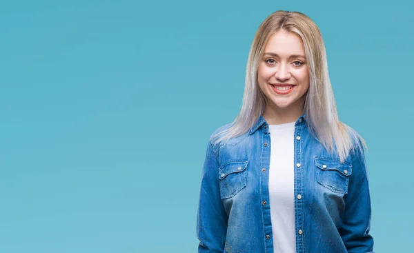 Giovane Donna Bionda Sfondo Isolato Con Sorriso Felice Fresco Sul — Foto Stock