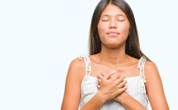 Mujer Asiática Joven Sobre Fondo Aislado Sonriendo Con Las Manos — Foto de Stock