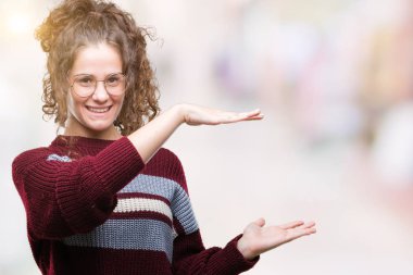 Güzel esmer kıvırcık saçlı Genç kız üzerinde gözlük takan arka plan ile büyük ve büyük boy işaret, ölçü birimi sembol gösteren el eller izole. Kameraya bakarak gülümsüyordu. Ölçüm kavramı.