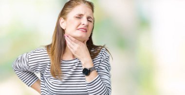 Orta yaş olgun güzel kadın giyiyor çizgili kış kazak izole üzerinde arka plan ağrılı boyun, boğaz gribi, kesek ve enfeksiyon için dokunaklı