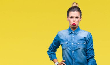 Genç güzel kadın izole arka plan yüzünden depresyona ve kızgın ve korkmuş ağlıyor sıkıntı için endişeleniyorum. Üzgün ifade.