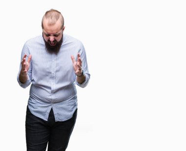 Genç beyaz hipster adam arka plan deli kutluyor izole ve yükseltilmiş ve kapalı gözleri çığlık çılgın silah ile başarı için heyecanlı. Kazanan kavramı