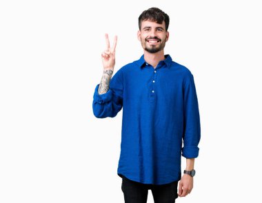 Yakışıklı delikanlı gösterilen ve parmakları ile işaret izole arka plan üzerinde ikincisi ise kendinden emin ve mutlu gülümseyerek.