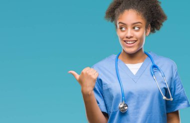 Genç afro Amerikalı doktor kadın arıyorum ve başparmak yanında yukarıyı mutlu yüz ile gülümseyen izole arka plan.