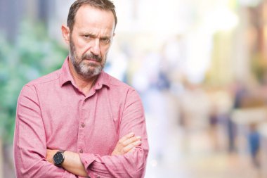 Orta yaş izole arka plan şüpheci ve sinir, onaylamayan ifade yüz çapraz kolları üzerinde ağarmış komuta sizde. Negatif kişi.