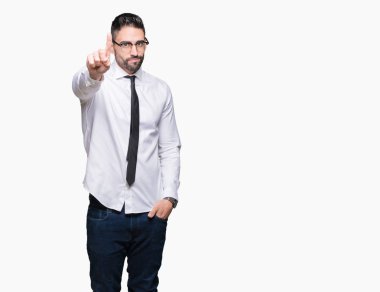 Genç yakışıklı iş adam gözlük izole üzerinde arka plan işaret parmağını ve kızgın ifade ile