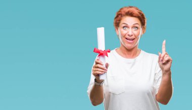 Beyaz kadın kıdemli holding derece izole arka bir fikirle sürpriz üzerinde sertifika ya da gülen yüz, bir numara ile işaret parmağı soru