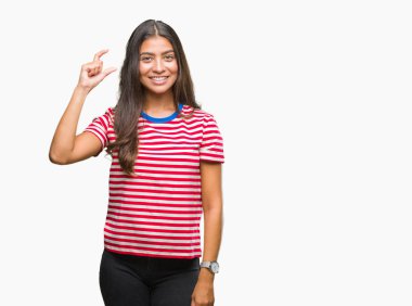 Genç güzel Arap kadın izole arka plan gülümseyen ve süre seyir ve kamera boyutu işaret parmaklarıyla yapıyor el ile kendine güvenen el hareketi yüzünden. Ölçü kavramı.