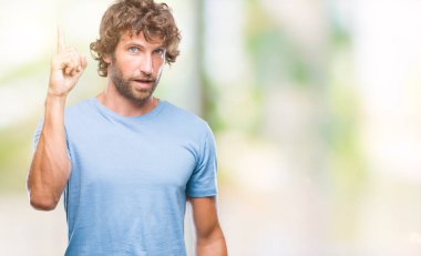 İzole arka plan başarılı fikirle parmak işaret adam yakışıklı İspanyol modeli. Çıktıktan ve mutlu. Bir numara.