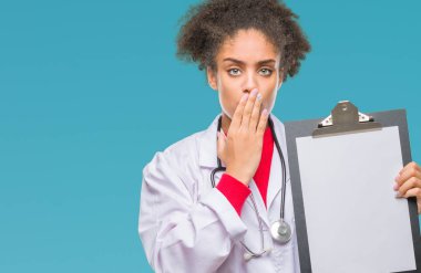 Hata, korku, sessizlik içinde gizli kavramı korkmuş ifade için utanç ile izole arka kapak ağız el ile üzerinden Pano tutan genç afro Amerikalı doktor kadın şok