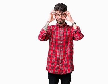 Parmaklarıyla, Uykulu ve sabah yorgunluk için yorgun gözlerini açmaya çalışırken izole arka plan üzerinde gözlük takan genç yakışıklı adam