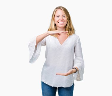 Güzel genç zarif kadın ile büyük ve büyük boy işaret, ölçü birimi sembol gösteren el eller izole arka plan yüzünden. Kameraya bakarak gülümsüyordu. Ölçüm kavramı.