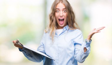 Pano tutan güzel genç sarışın iş kadın büyük gülümseme ile çığlık zaferini kutluyor ve ellerini kaldırdı arka plan çok mutlu ve heyecanlı, kazanan ifade izole