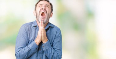 Yakışıklı orta yaş yalvarıyor ve umut ifade yüzünde çok duygusal ve endişe ile birlikte elleriyle dua izole arka plan üzerinde zarif komuta sizde. Bağışlanmak. Din kavramı.