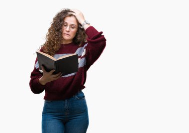 Genç esmer kız kafasına, el ile vurguladı izole arka plan üzerinde gözlük takan bir kitap okuma şok utanç ve sürpriz suratla, öfkeli ve sinirli. Korku ve hata için üzgün.