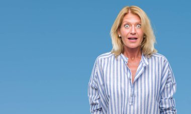 Orta yaş sarışın iş kadını korkuyor ve şok sürpriz ifade ile izole arka plan üzerinde korku ve yüz heyecanlı.