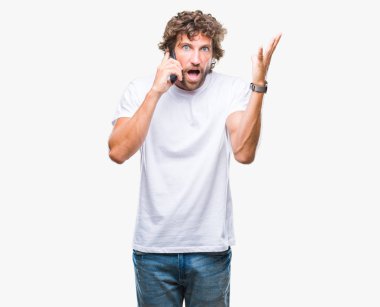 Smartphone'da konuşmayı Latin asıllı yakışıklı modeli büyük gülümseme ile çığlık zaferini kutluyor ve ellerini kaldırdı arka plan çok mutlu ve heyecanlı, kazanan ifade izole