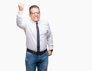 Orta yaş bussines Arap adam gözlüklü üzerinde arka plan kızgın izole ve kızgın yetiştirme hayal kırıklığı ve öfke ile bağırarak süre öfkeli yumruk. Öfke ve agresif kavramı.