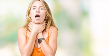 Güzel genç kadın giyiyor turuncu gömlek üzerinde arka plan bağırarak izole ve çünkü boğmak acı kendi ellerimle öldürürüm. Sağlık sorunu. Yaralarından ve intihar kavramı.