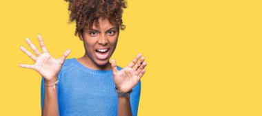 Şokta bağırarak güzel genç Afro-Amerikan kadın izole arka plan korkuyor ve korku ifade dur hareketi el ile ile çok korkmuş. Panik kavramı.