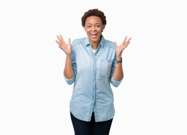 Genç güzel Afrikalı-Amerikalı kadın deli kutluyor ve silah ile başarı için heyecanlı çığlık kaldırdı ve açık gözleri hayret izole arka plan yüzünden. Kazanan kavramı