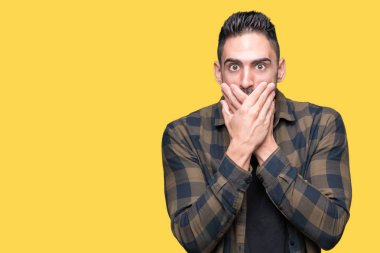 Yakışıklı delikanlı izole arka plan ağız hata için elleriyle kapsayan şok içinde. Gizli kavramı.