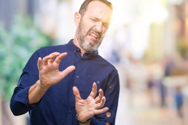 Orta yaş ağarmış komuta sizde izole arka plan üzerinde tiksinti ifadesi, memnun ve korkulu tiksinti yüz yapıyorsun çünkü nefret tepki. Elleriyle kaldırdı. Sinir bozucu kavramı.